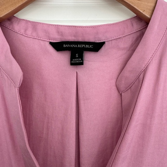 Banana Republic women’s pink v-neck short sleeve blouse short top size small - Picture 3 of 4